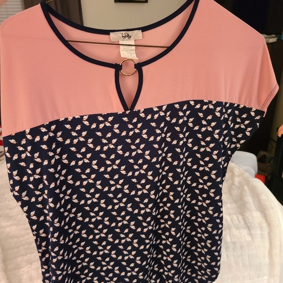 Women's short-sleeved blouse - Picture 2 of 3